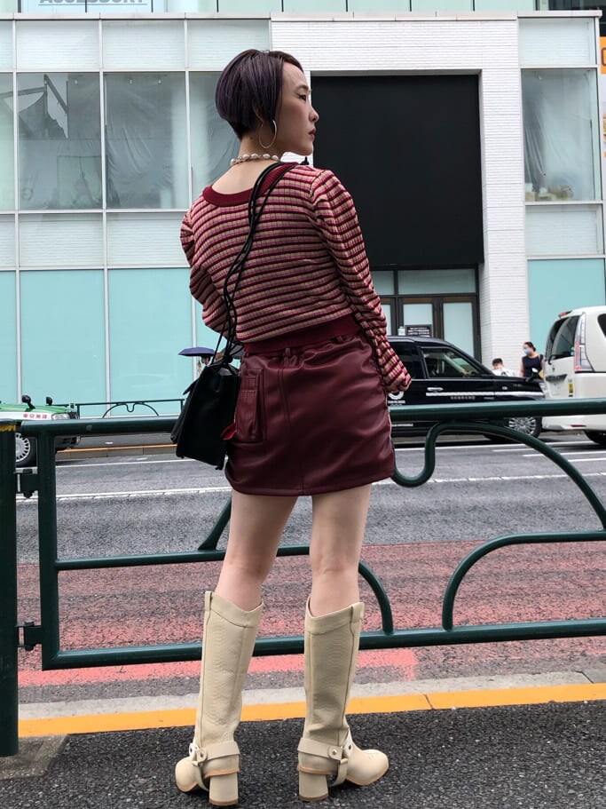 ホワイト系のブーツ、ホワイト系のMA-1、レッド系のカーディガン/ボレロを着用したレディースの夏コーディネートの6枚目の写真