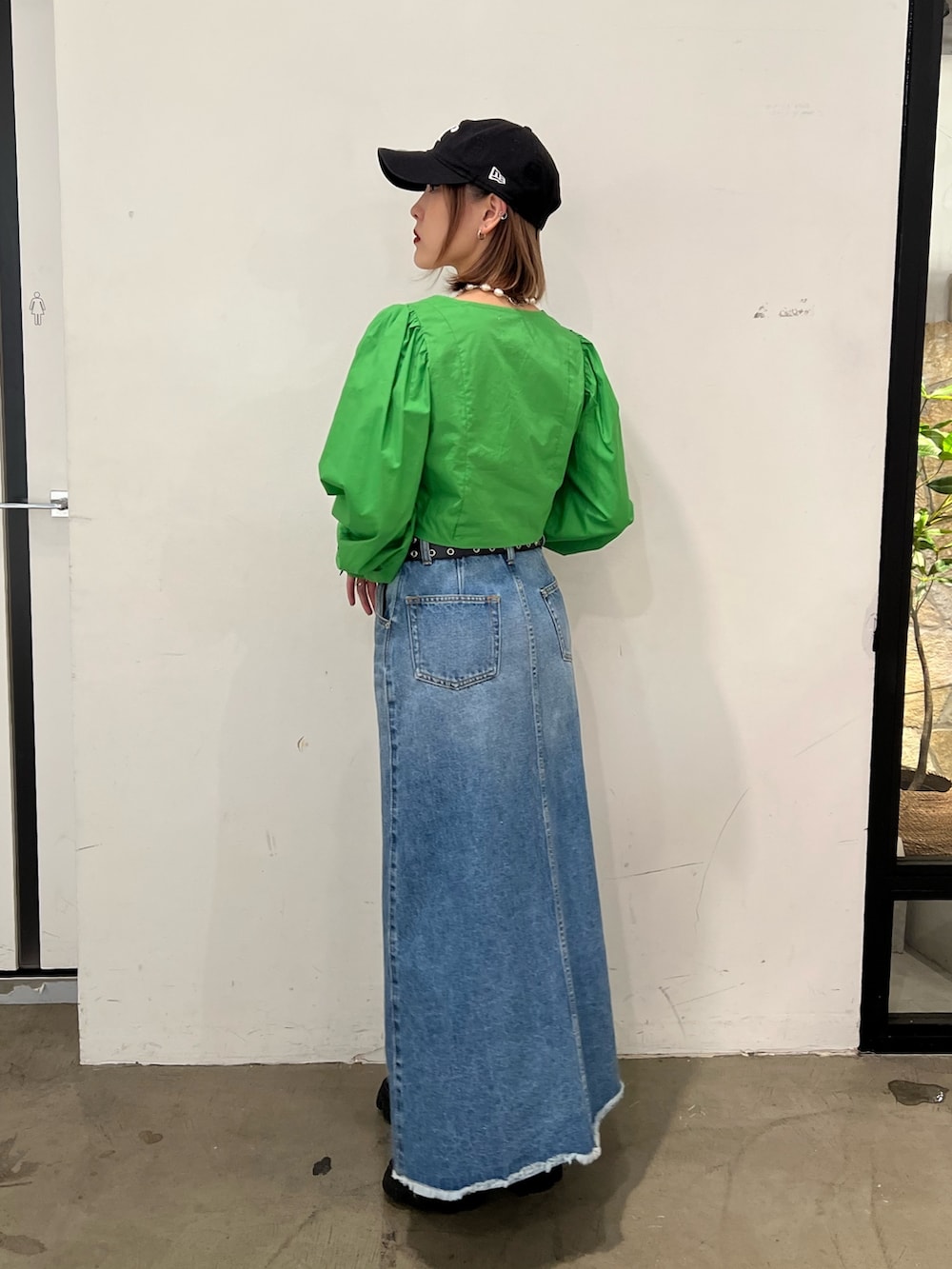 グリーン系のシャツ/ブラウス、ブルー系のスカート、ブラック系のローファーを着用したレディースの春コーディネートの2枚目の写真