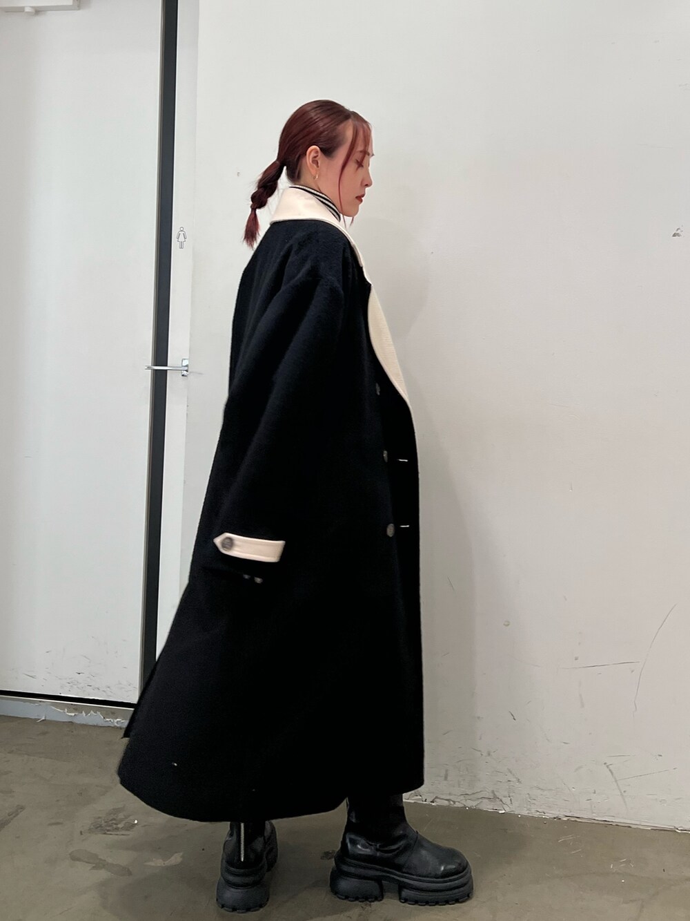 その他のニット/セーター、ブルー系のスカート、ブラック系のチェスターコートを着用したレディースの秋コーディネートの5枚目の写真