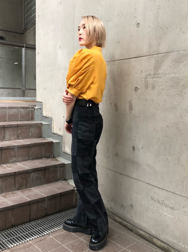 ブラック系のデニムパンツ、ブラック系のキャミソール、イエロー系のシャツ/ブラウスを着用したレディースの夏コーディネートの3枚目の写真