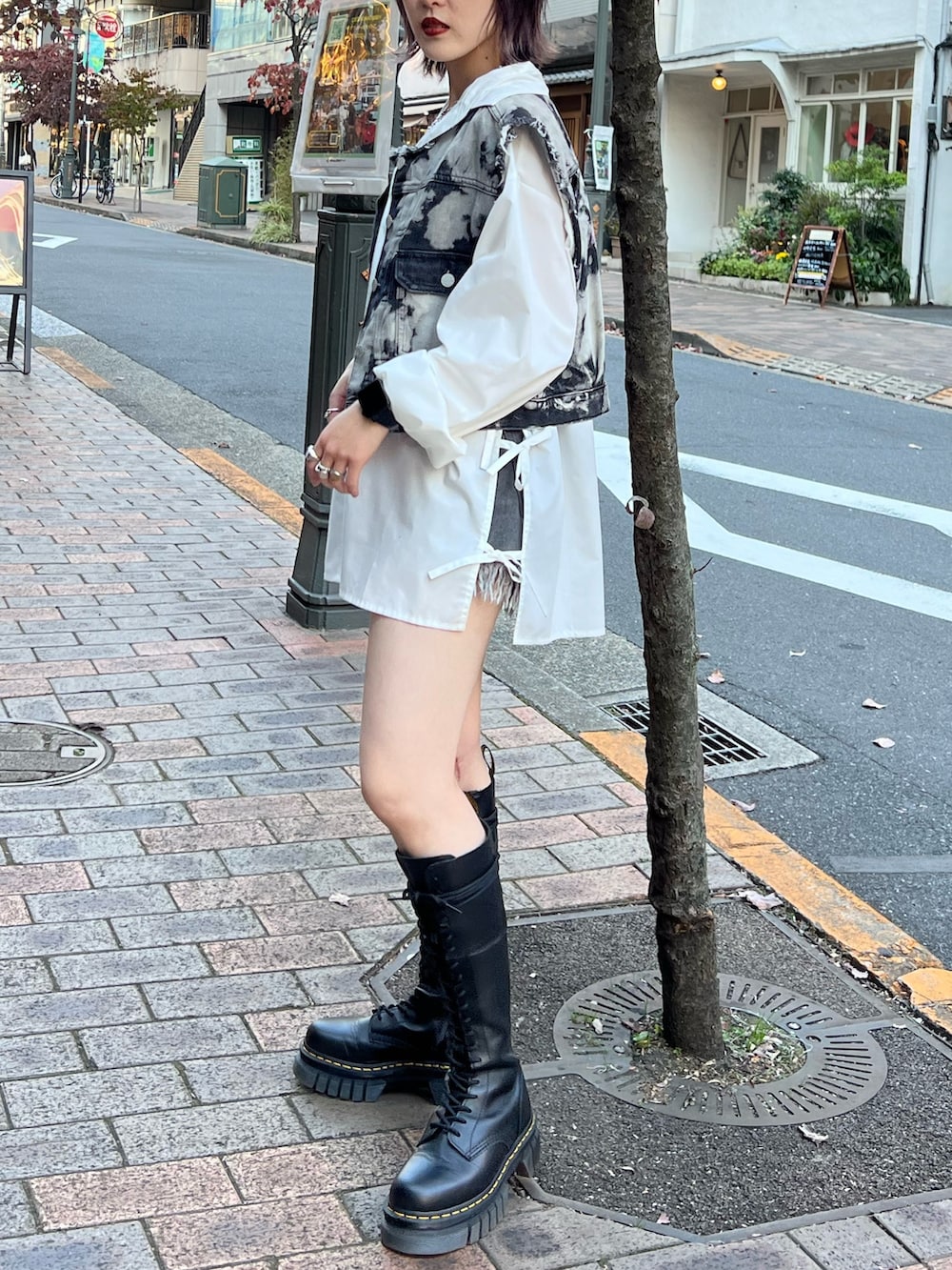 ブラック系のデニムジャケット、ホワイト系のシャツ/ブラウス、ブラック系のデニムパンツを着用したレディースの冬コーディネートの2枚目の写真