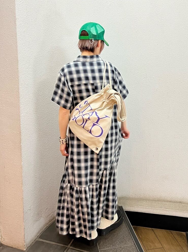 その他のワンピース、ホワイト系のバックパック/リュック、ホワイト系のその他パンツを着用したレディースの夏コーディネートの4枚目の写真