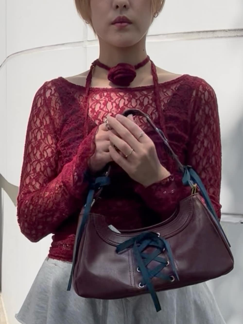 レッド系のTシャツ/カットソー、グレー系のスウェットパンツ、レッド系のハンドバッグを着用したレディースの夏コーディネートの6枚目の写真