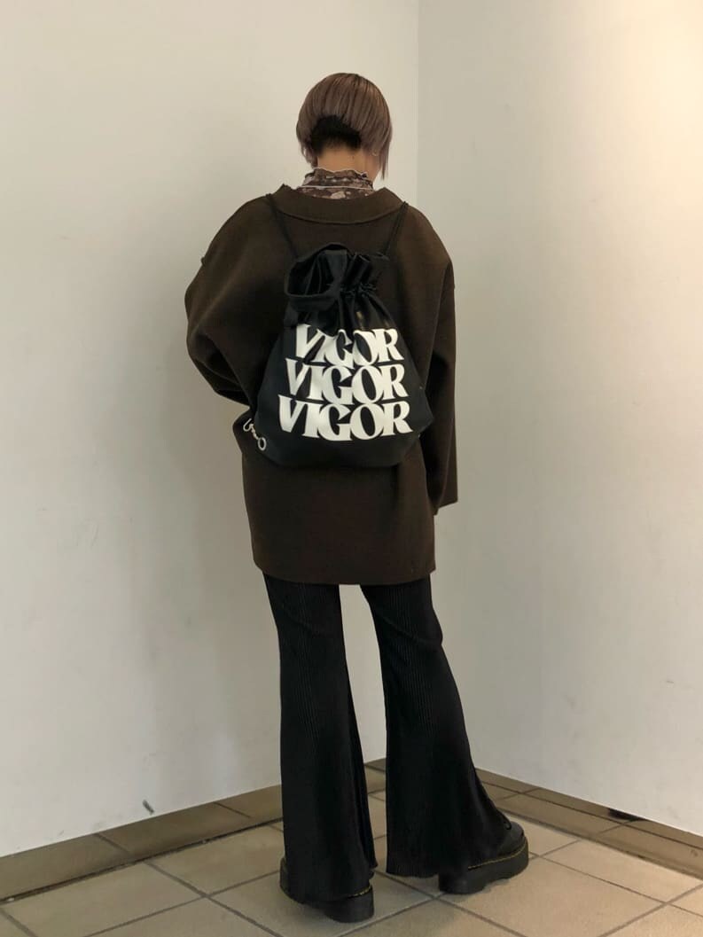 ブラック系のトートバッグ、ブラック系のTシャツ/カットソー、ブラック系のその他パンツを着用したレディースの夏コーディネートの5枚目の写真