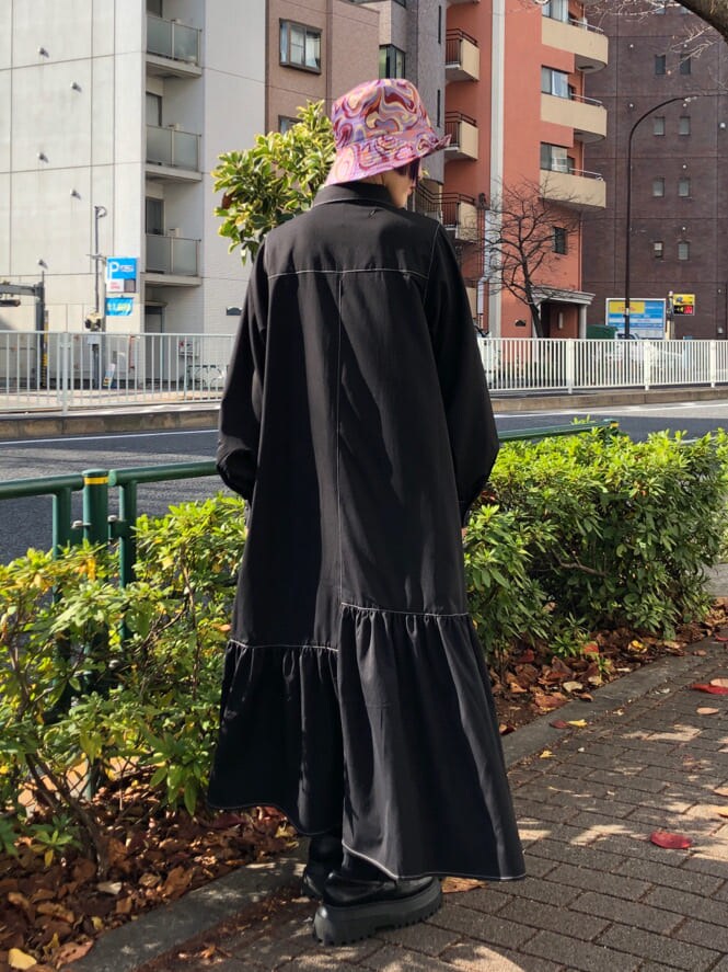 ホワイト系のライダースジャケット、ブラック系のワンピース、ホワイト系のショルダーバッグを着用したレディースの冬コーディネートの5枚目の写真