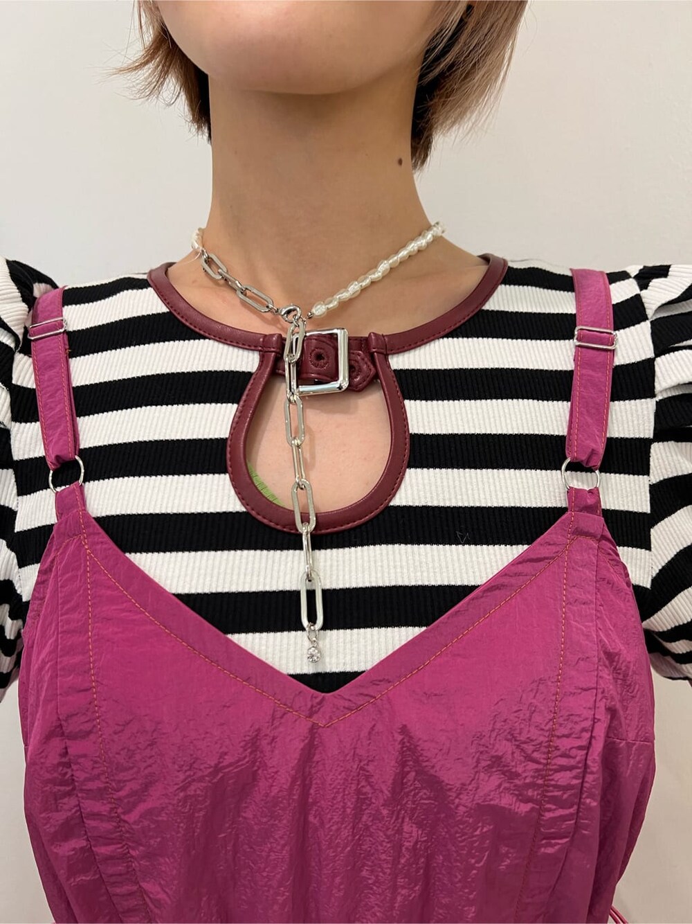 ホワイト系のローファー、ホワイト系のTシャツ/カットソー、ピンク系のジャンパースカートを着用したレディースの秋コーディネートの9枚目の写真