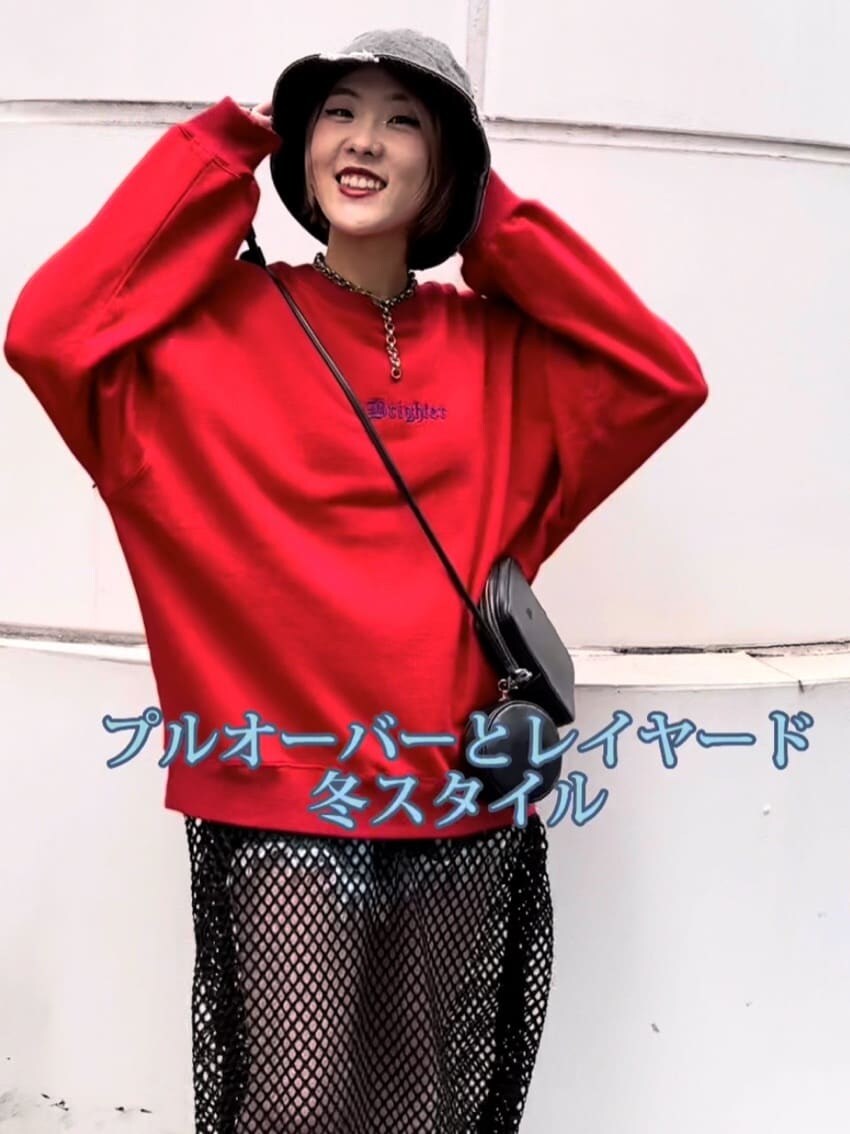 ブルー系のデニムパンツ、ブラック系のその他シューズ、ブラック系のワンピースを着用したレディースの夏コーディネートの5枚目の写真