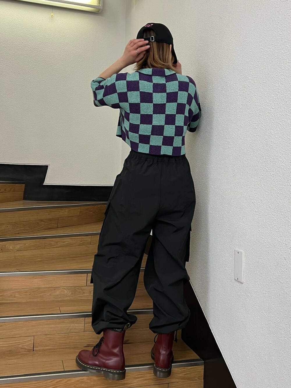 ブラック系のカーゴパンツ、パープル系のカーディガン/ボレロ、ブラック系のキャップを着用したレディースの春コーディネートの3枚目の写真