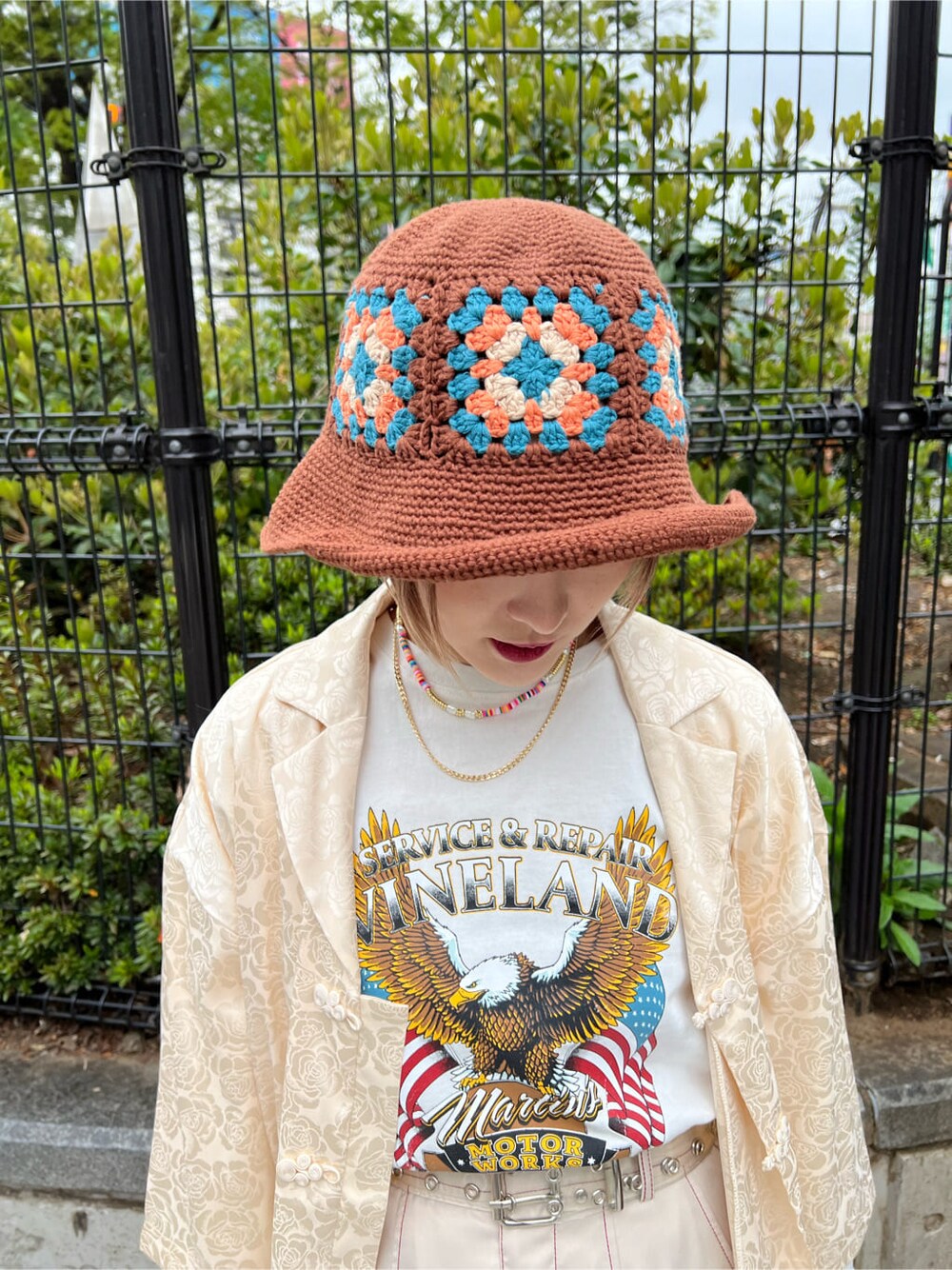 ホワイト系のスラックス、ホワイト系のシャツ/ブラウス、ホワイト系のTシャツ/カットソーを着用したレディースの春コーディネートの9枚目の写真