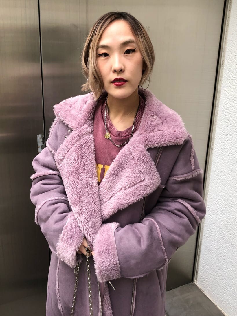 パープル系のムートンコート、ブラック系のその他パンツ、ブラック系のブーツを着用したレディースの秋コーディネートの5枚目の写真