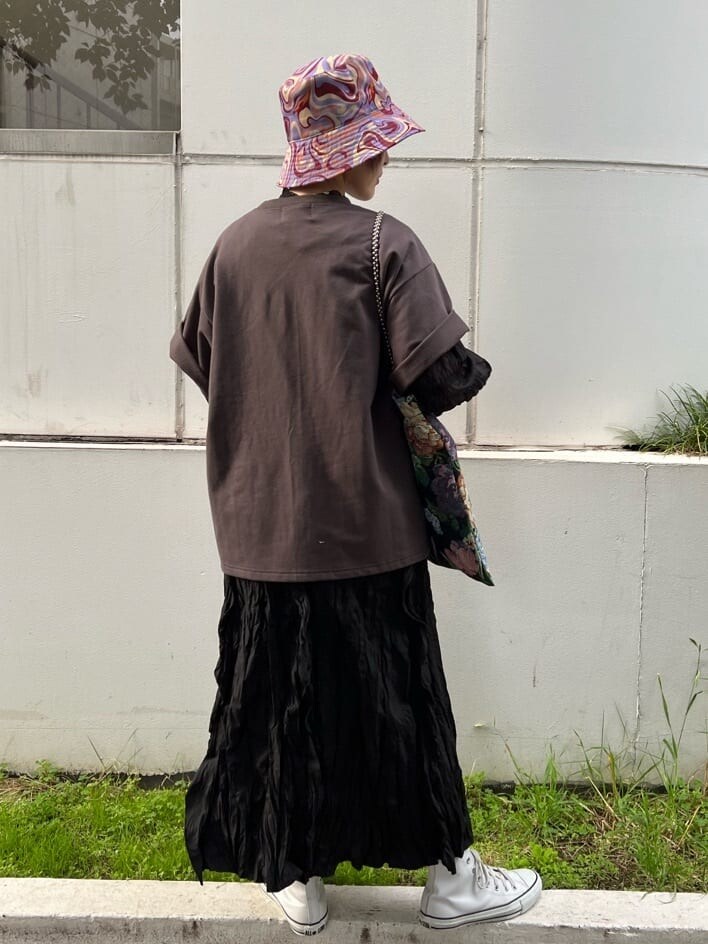 ブラック系のワンピース、ブラック系のトートバッグ、ブラック系のシャツ/ブラウスを着用したレディースの夏コーディネートの4枚目の写真