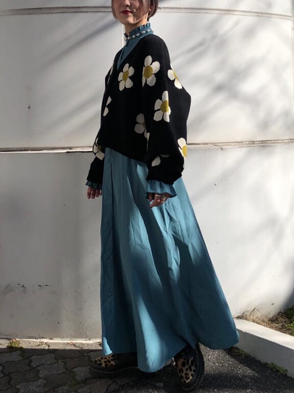 ブラック系のワンピース、ブラック系のカーディガン/ボレロを着用したレディースの冬コーディネートの2枚目の写真