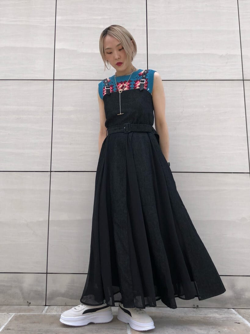 ホワイト系のスニーカー、ブラック系のワンピース、ブルー系のベストを着用したレディースの夏コーディネートの2枚目の写真