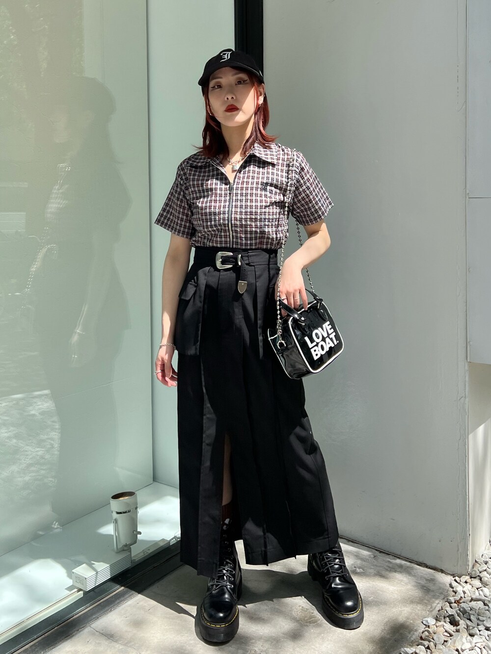 ブラック系のシャツ/ブラウス、ブラック系のボストンバッグ、ブラック系のスカートを着用したレディースの春コーディネートの10枚目の写真