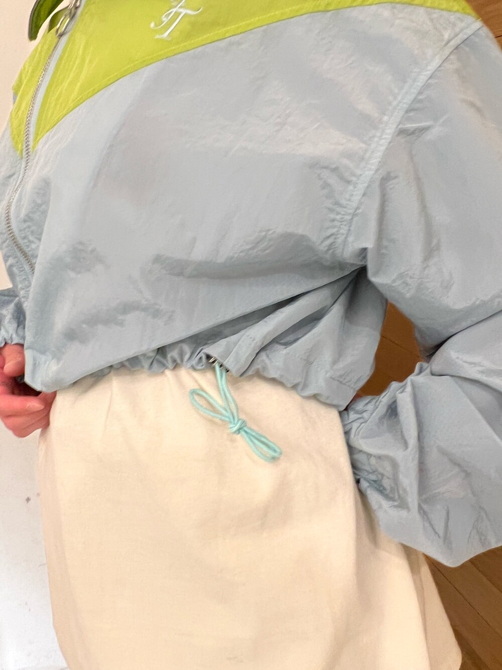 ブルー系のブルゾン、ホワイト系のTシャツ/カットソー、その他のブーツを着用したレディースの春コーディネートの7枚目の写真