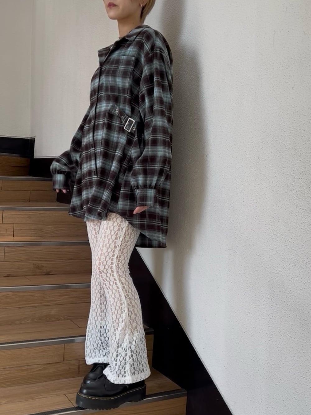 ブラウン系のシャツ/ブラウス、ホワイト系のその他パンツ、ブラック系のブーツを着用したレディースの夏コーディネートの7枚目の写真