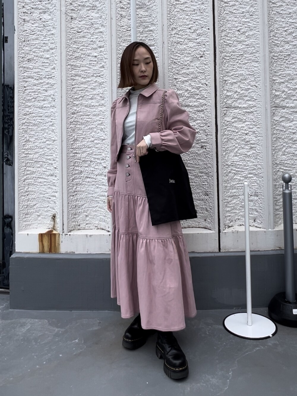 ブラック系のトートバッグ、シルバー系のTシャツ/カットソー、ブラック系のブーツを着用したレディースの春コーディネートの4枚目の写真