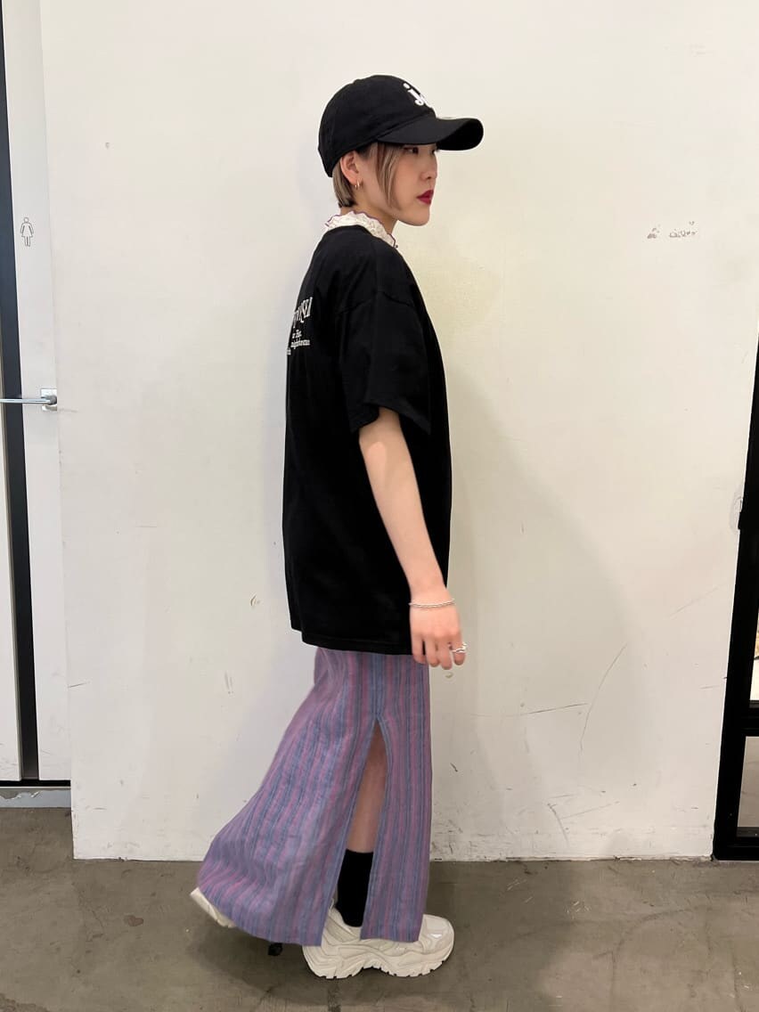 ブラック系のTシャツ/カットソー、ホワイト系のTシャツ/カットソー、その他のスカートを着用したレディースの夏コーディネートの4枚目の写真