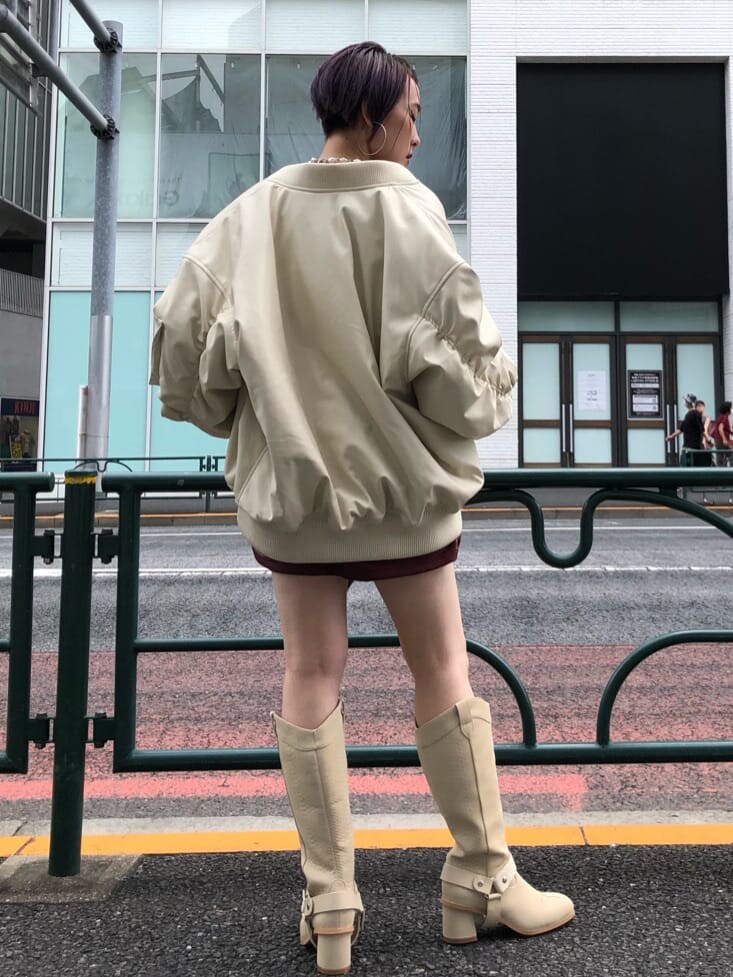 ホワイト系のブーツ、ホワイト系のMA-1、レッド系のカーディガン/ボレロを着用したレディースの夏コーディネートの2枚目の写真