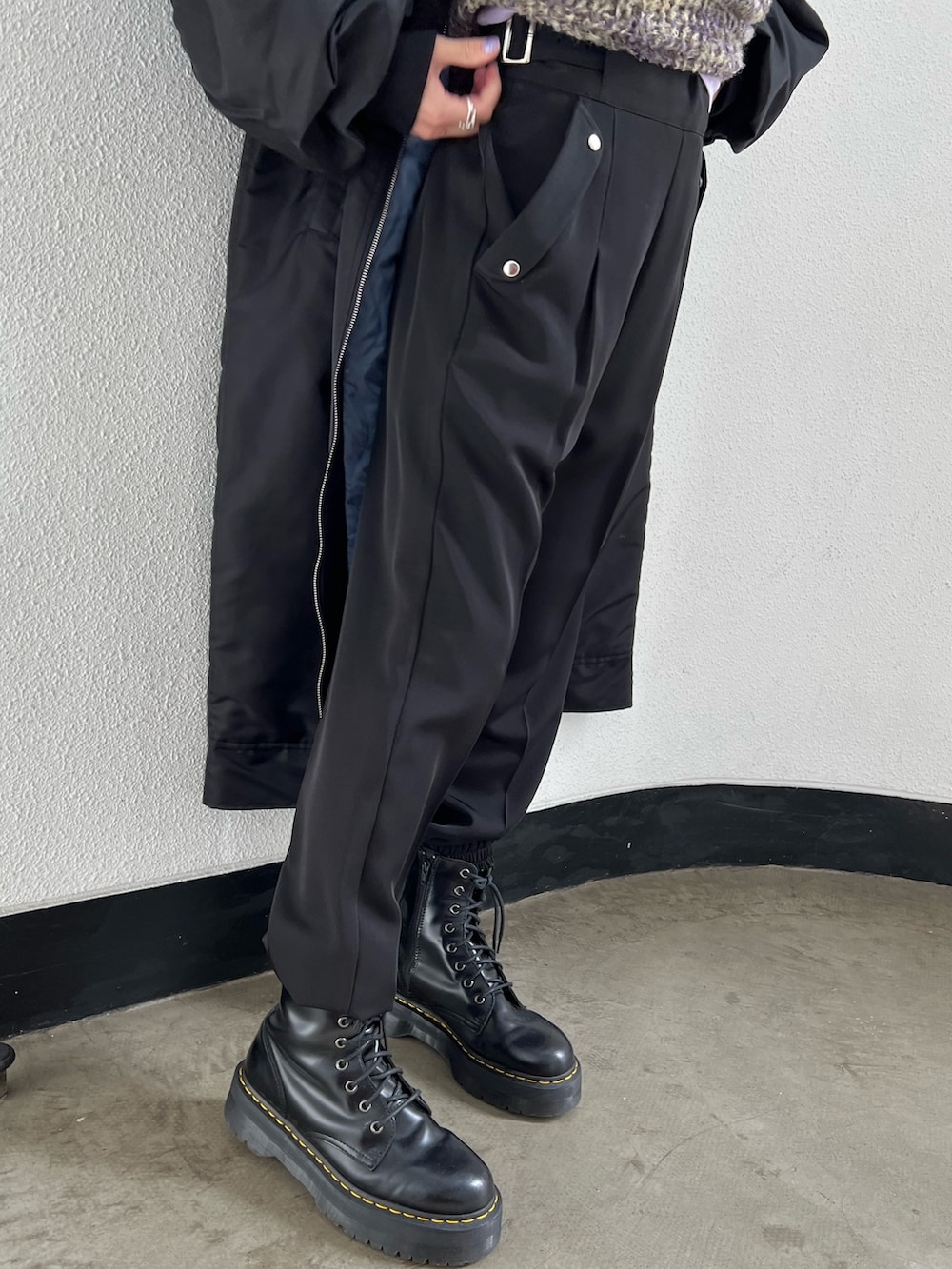 ブラック系のその他パンツ、ブラック系のニット/セーター、ブラック系のブーツを着用したレディースの冬コーディネートの8枚目の写真