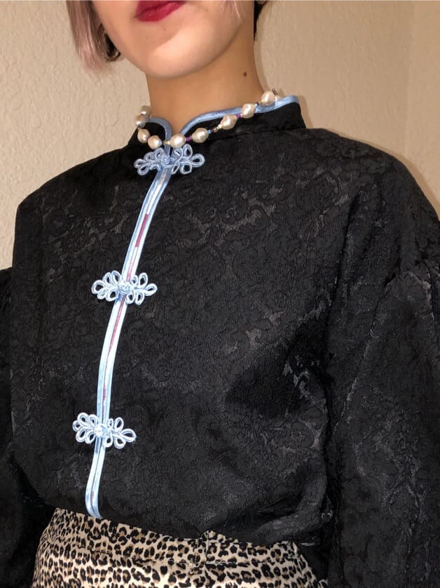 ブラック系のシャツ/ブラウス、ブラウン系のスカート、ブラック系のブーツを着用したレディースの春コーディネートの5枚目の写真