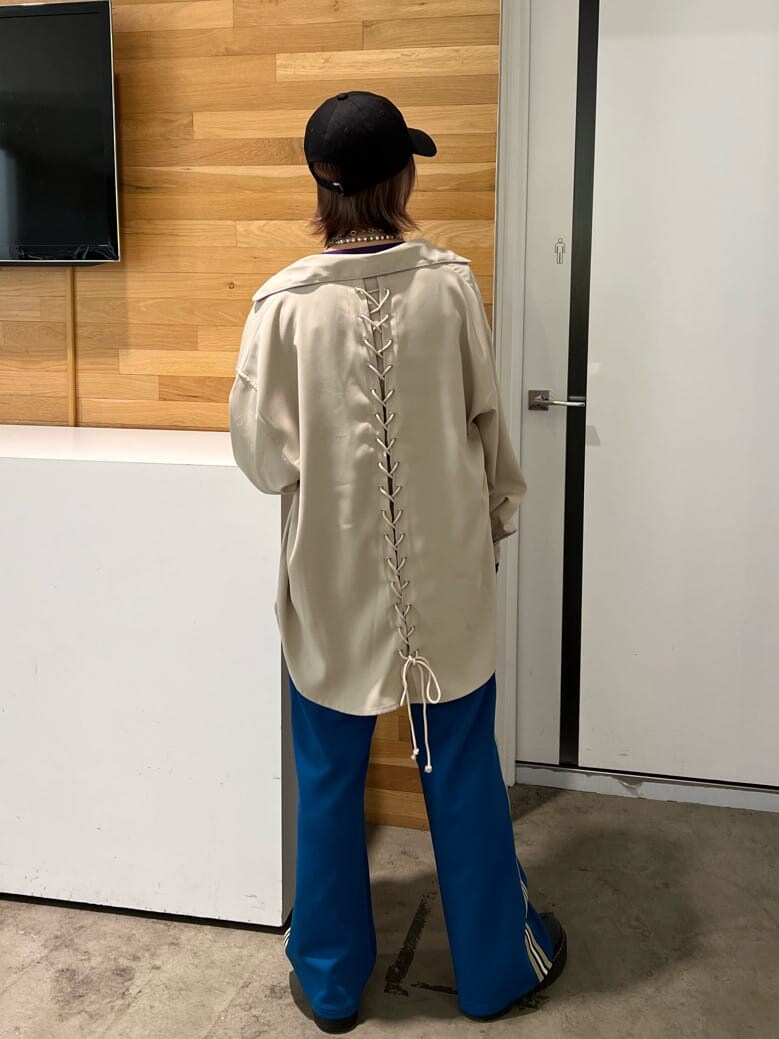 ブラック系のブーツ、ホワイト系のシャツ/ブラウス、パープル系のTシャツ/カットソーを着用したレディースの秋コーディネートの3枚目の写真