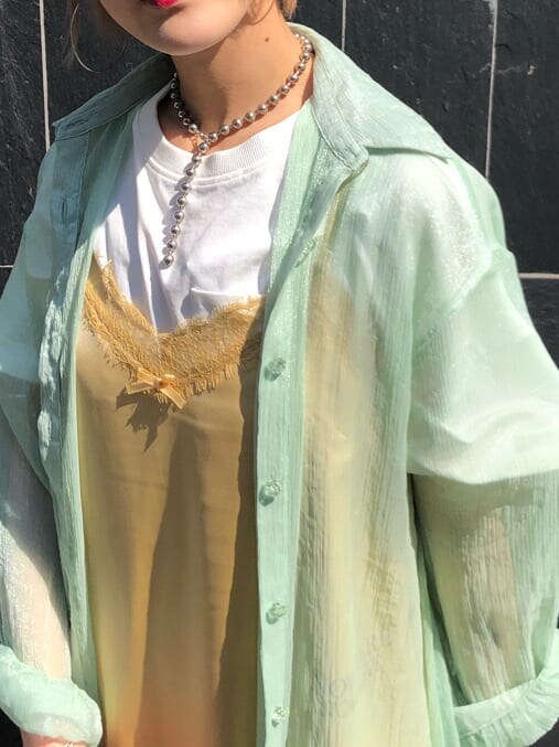 ブラック系のブーツ、グリーン系のワンピース、ホワイト系のTシャツ/カットソーを着用したレディースの夏コーディネートの5枚目の写真