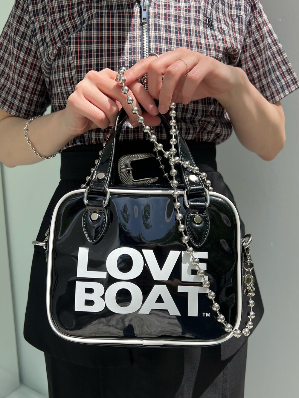 ブラック系のシャツ/ブラウス、ブラック系のボストンバッグ、ブラック系のスカートを着用したレディースの春コーディネートの8枚目の写真