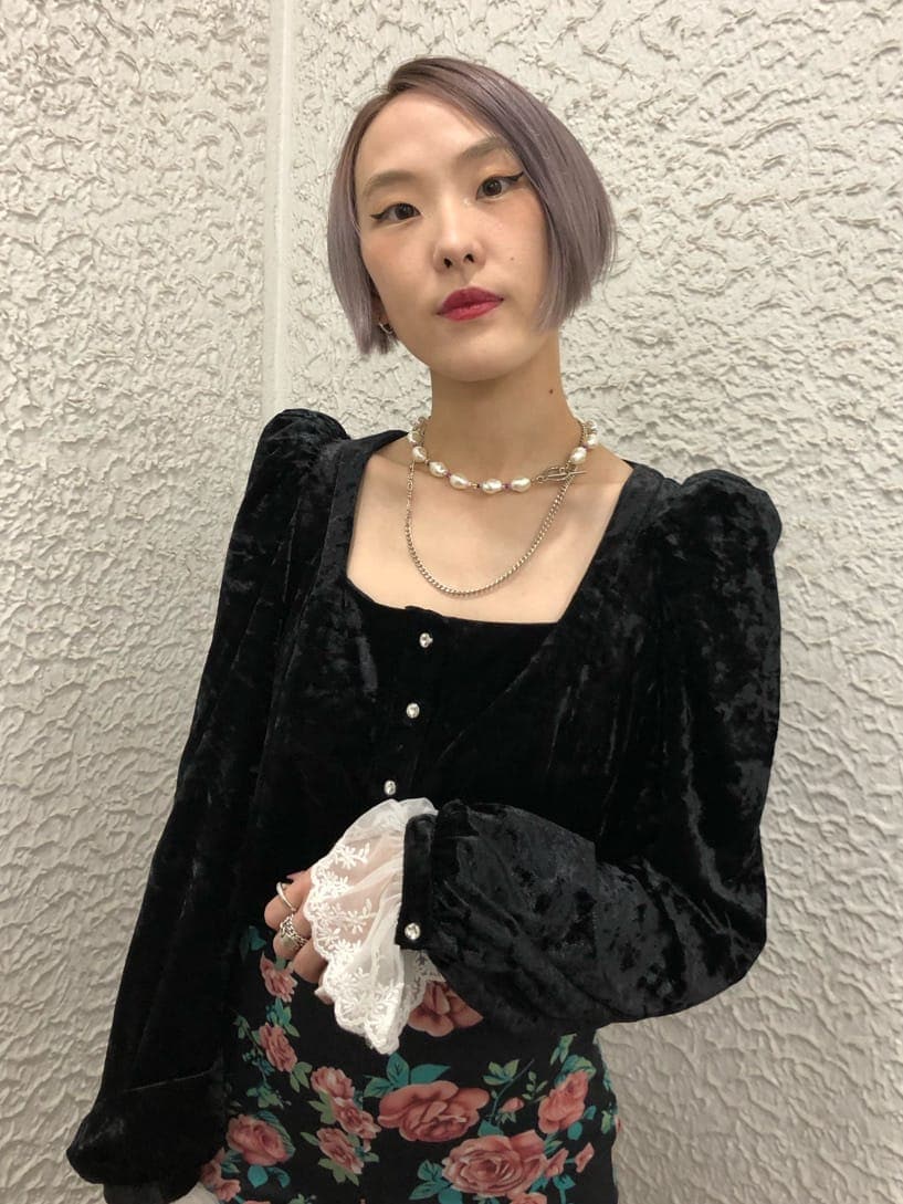 ピンク系のトートバッグ、その他のその他パンツ、ブラック系のシャツ/ブラウスを着用したレディースの夏コーディネートの5枚目の写真