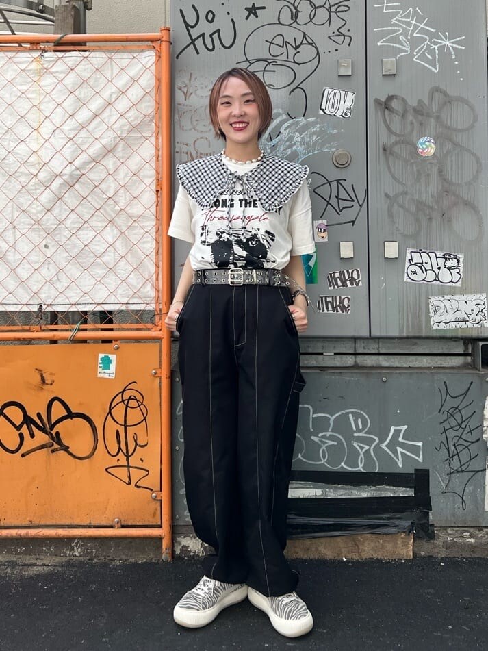 ホワイト系のTシャツ/カットソー、ブラック系のその他パンツ、その他のベルトを着用したレディースの夏コーディネートの2枚目の写真