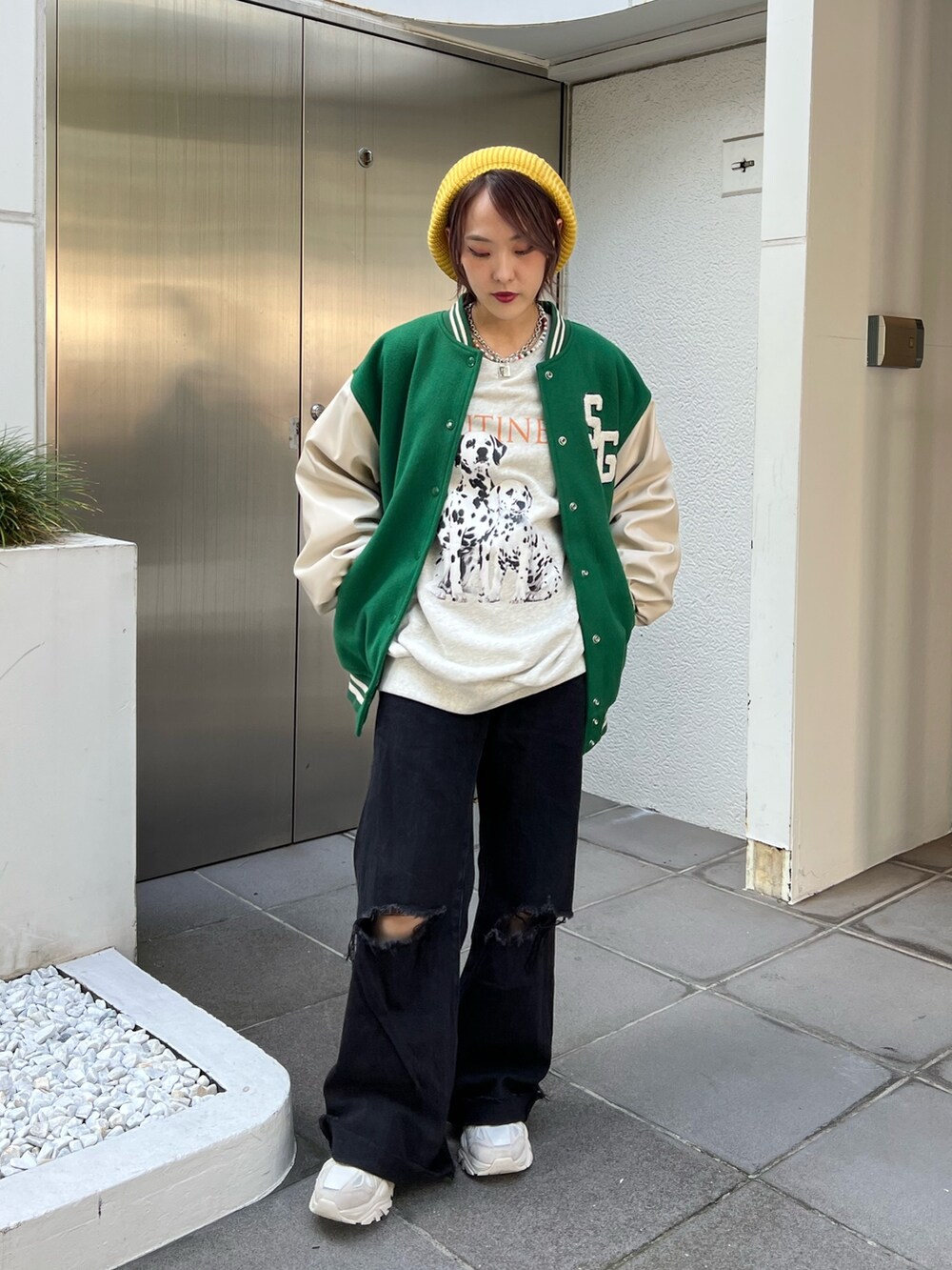 グレー系のスウェット、グリーン系のスタジャン、ホワイト系のスニーカーを着用したレディースの秋コーディネートの10枚目の写真
