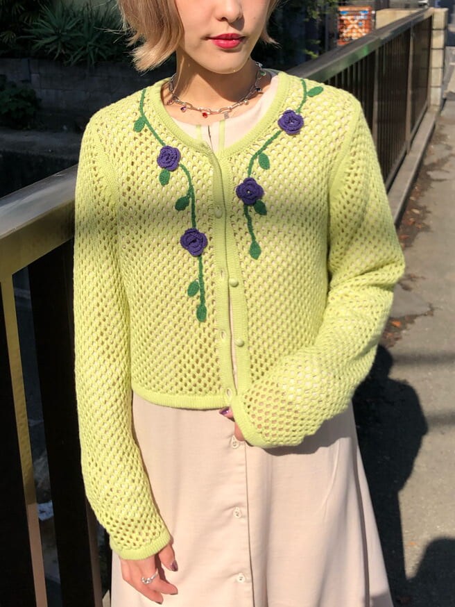 ホワイト系のワンピース、グリーン系のカーディガン/ボレロを着用したレディースの冬コーディネートの6枚目の写真