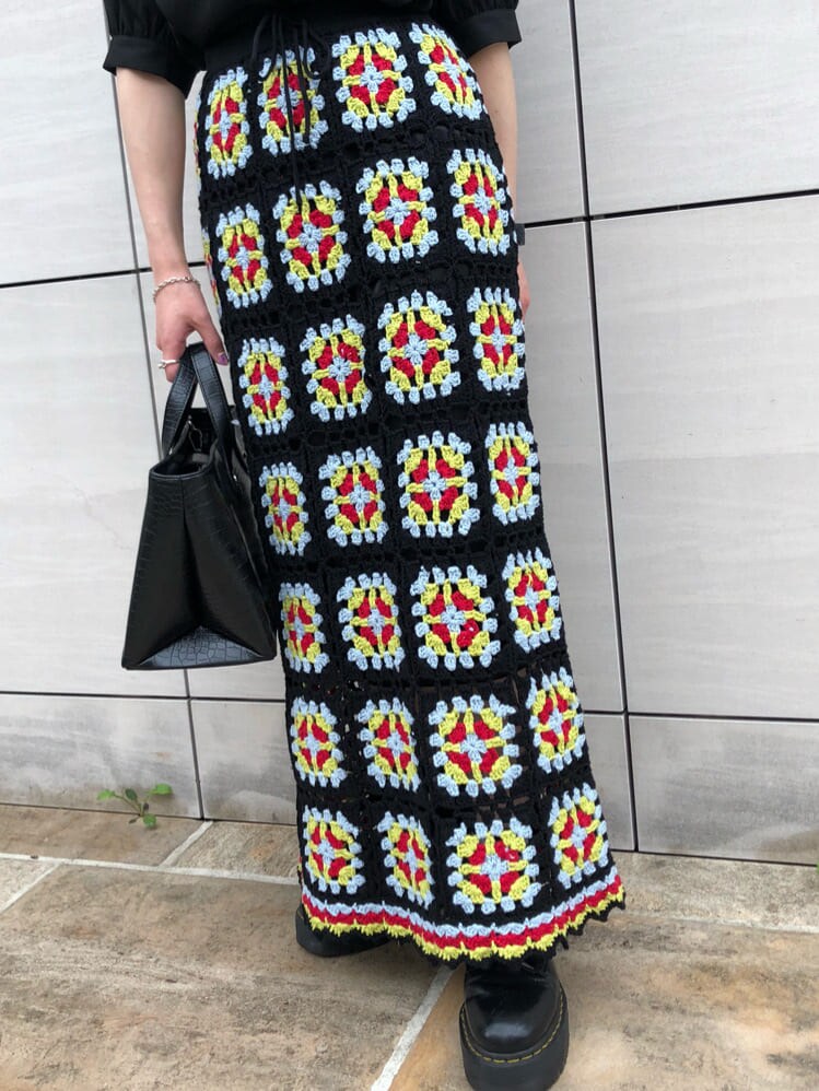 ブラック系のハンドバッグ、ブラック系のスカート、ブラック系のシャツ/ブラウスを着用したレディースの夏コーディネートの7枚目の写真