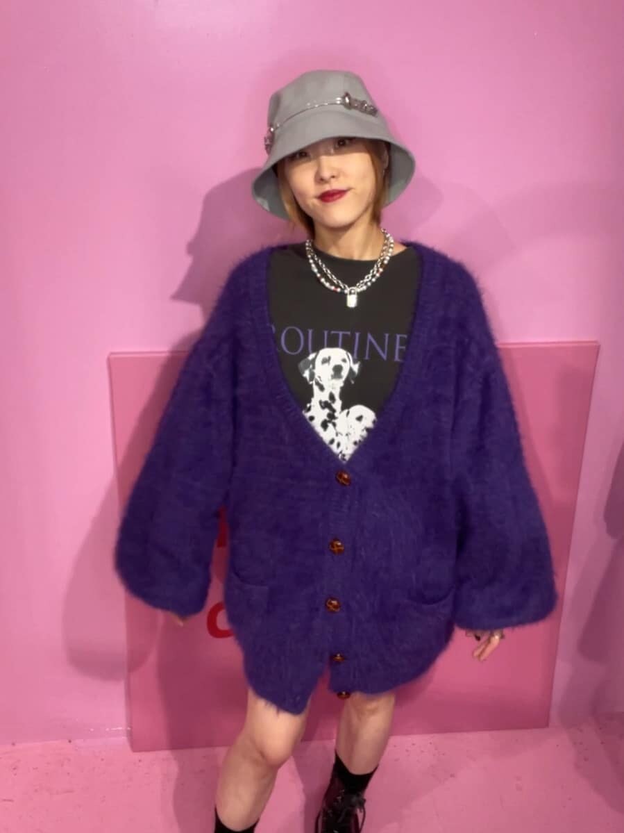 ブラック系のデニムパンツ、ブラック系のデニムパンツ、ブラック系のその他シューズを着用したレディースの秋コーディネートの6枚目の写真