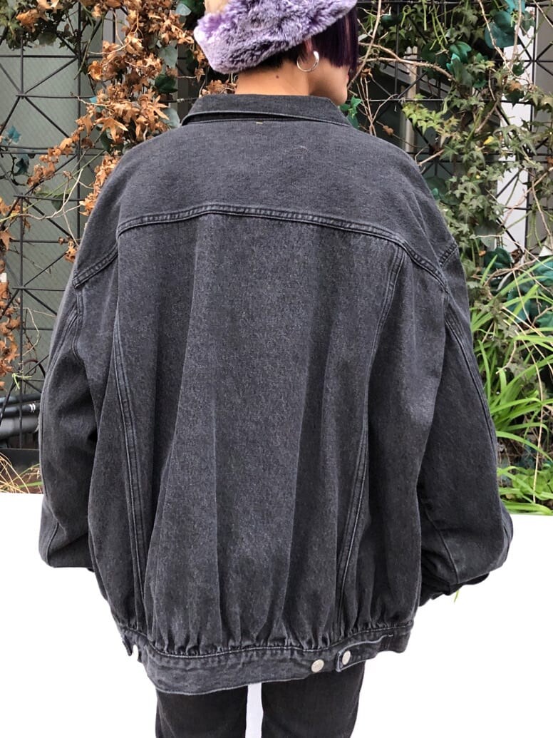 ブラック系のデニムパンツ、ブラック系のデニムジャケット、パープル系のカーディガン/ボレロを着用したレディースの冬コーディネートの10枚目の写真