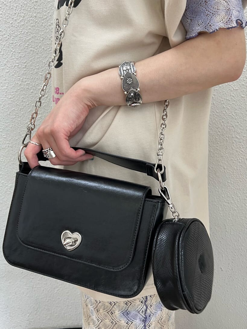 ブラック系のハンドバッグ、パープル系のワンピース、ブラック系のその他シューズを着用したレディースの夏コーディネートの8枚目の写真