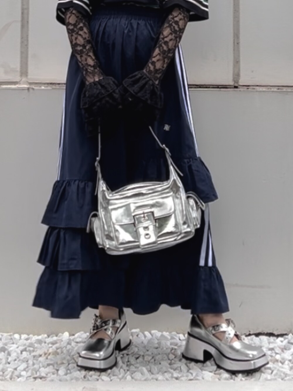 ブルー系のスカート、ブラック系のTシャツ/カットソー、ブラック系のポロシャツを着用したレディースの夏コーディネートの9枚目の写真