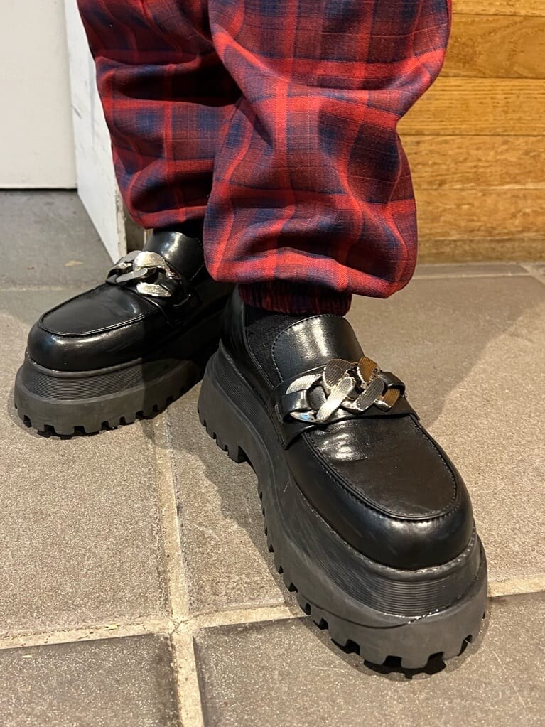 ブラック系のその他シューズ、ブラック系のトートバッグ、パープル系のTシャツ/カットソーを着用したレディースの夏コーディネートの9枚目の写真