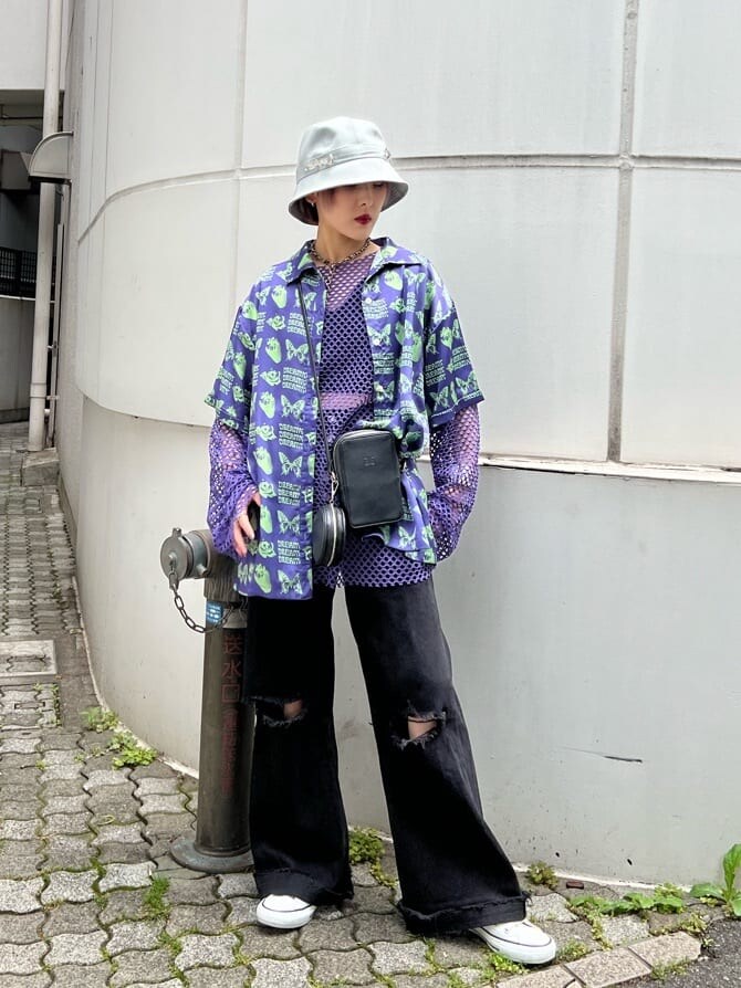 ブラック系のデニムパンツ、ブラック系のキャミソール、パープル系のTシャツ/カットソーを着用したレディースの夏コーディネートの5枚目の写真