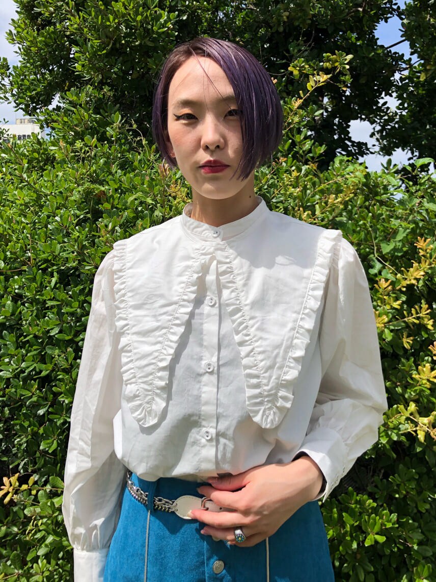 ブラック系のブーツ、ホワイト系のシャツ/ブラウス、ホワイト系のダウンジャケット/コートを着用したレディースの夏コーディネートの5枚目の写真