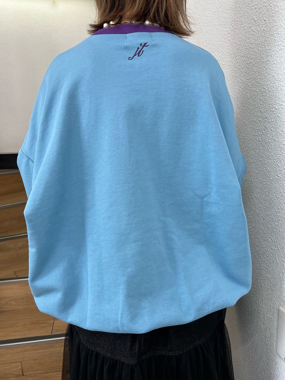 ブルー系のスウェット、ブラック系のスカート、グレー系のトートバッグを着用したレディースの冬コーディネートの7枚目の写真