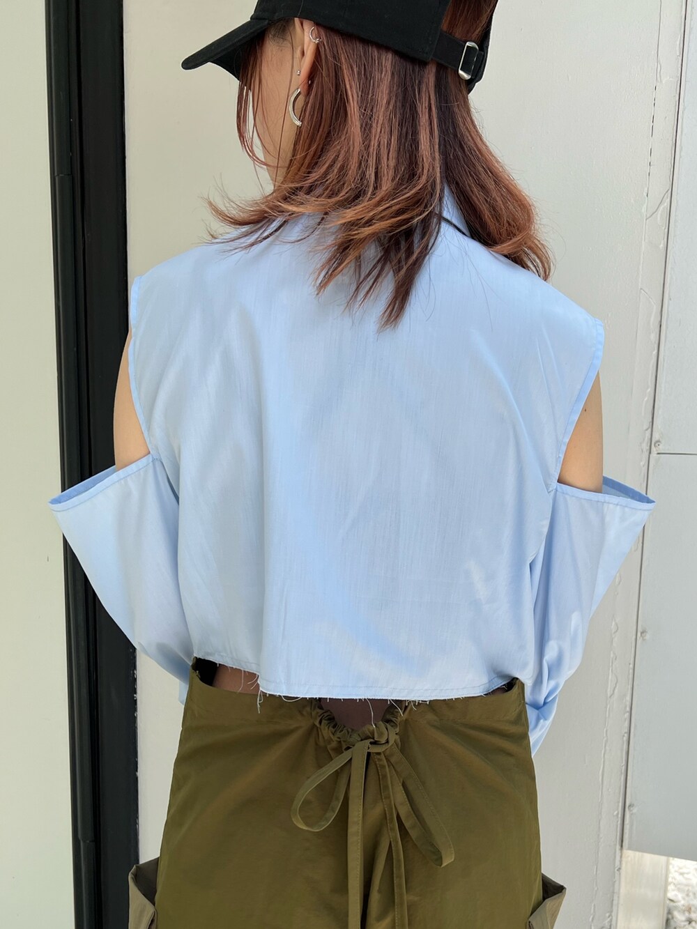 グリーン系のサロペット/オーバーオール、ブルー系のシャツ/ブラウス、ブラック系のキャップを着用したレディースの夏コーディネートの7枚目の写真