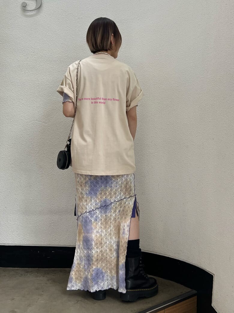 ブラック系のハンドバッグ、パープル系のワンピース、ブラック系のその他シューズを着用したレディースの夏コーディネートの4枚目の写真