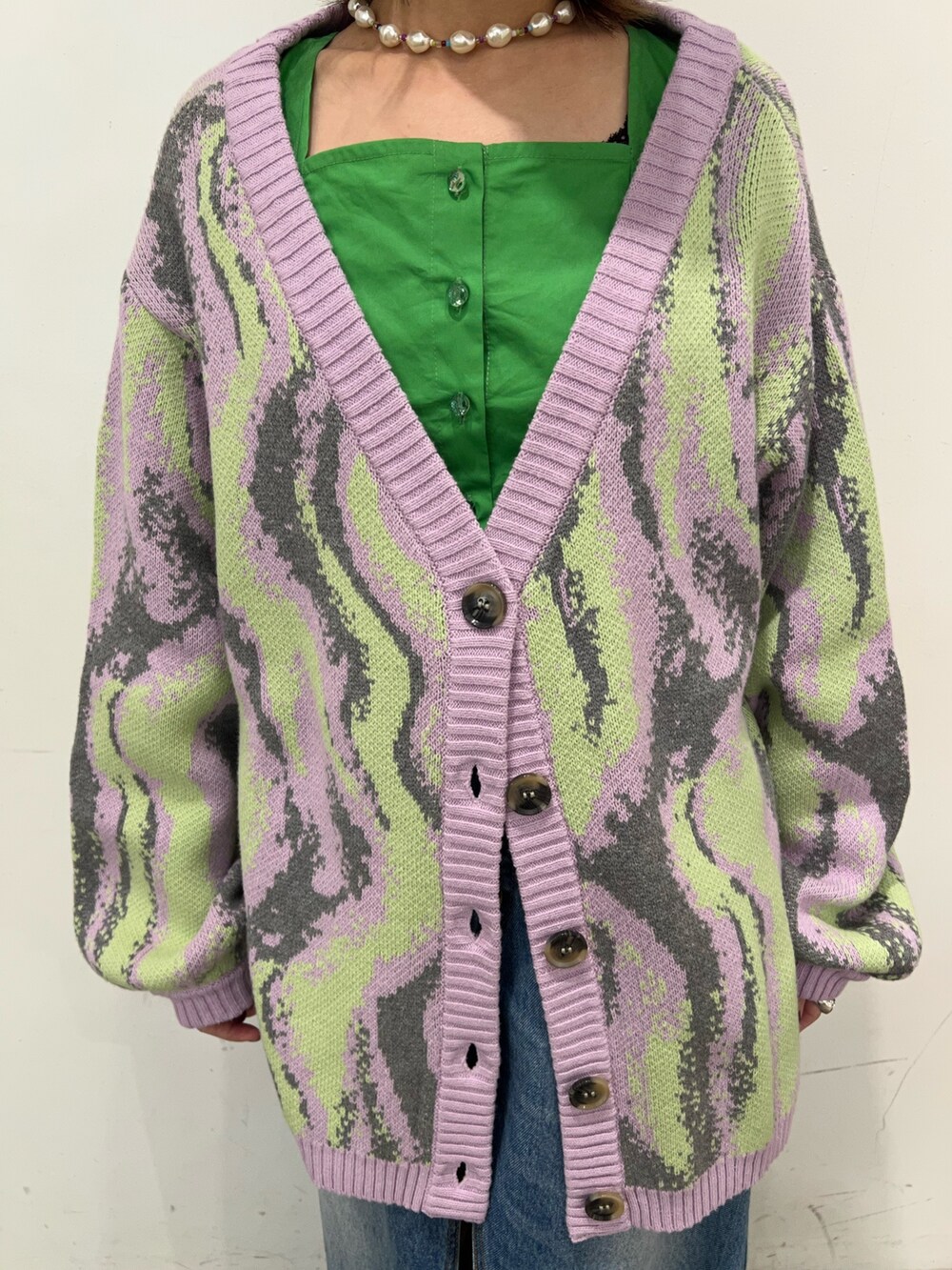 グリーン系のシャツ/ブラウス、パープル系のカーディガン/ボレロ、ブルー系のスカートを着用したレディースの冬コーディネートの6枚目の写真