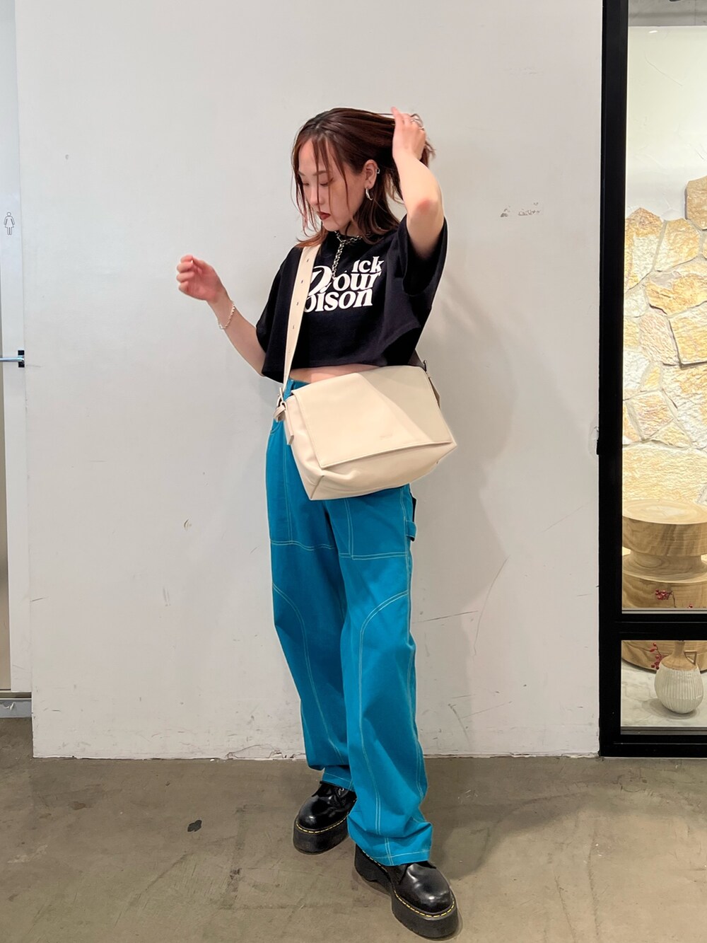 ブラック系のTシャツ/カットソー、ブルー系のその他パンツ、ホワイト系のメッセンジャーバッグを着用したレディースの夏コーディネートの4枚目の写真