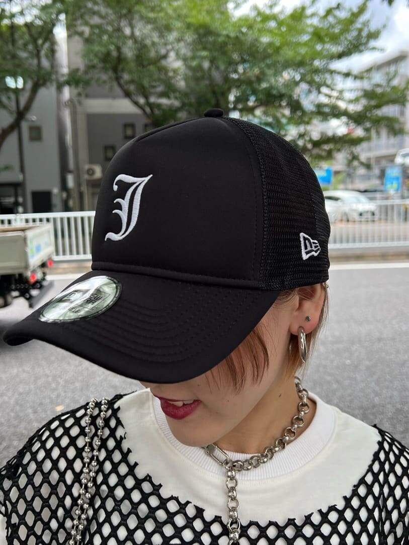 ブルー系のデニムパンツ、ブラック系のワンピース、ホワイト系のTシャツ/カットソーを着用したレディースの夏コーディネートの8枚目の写真