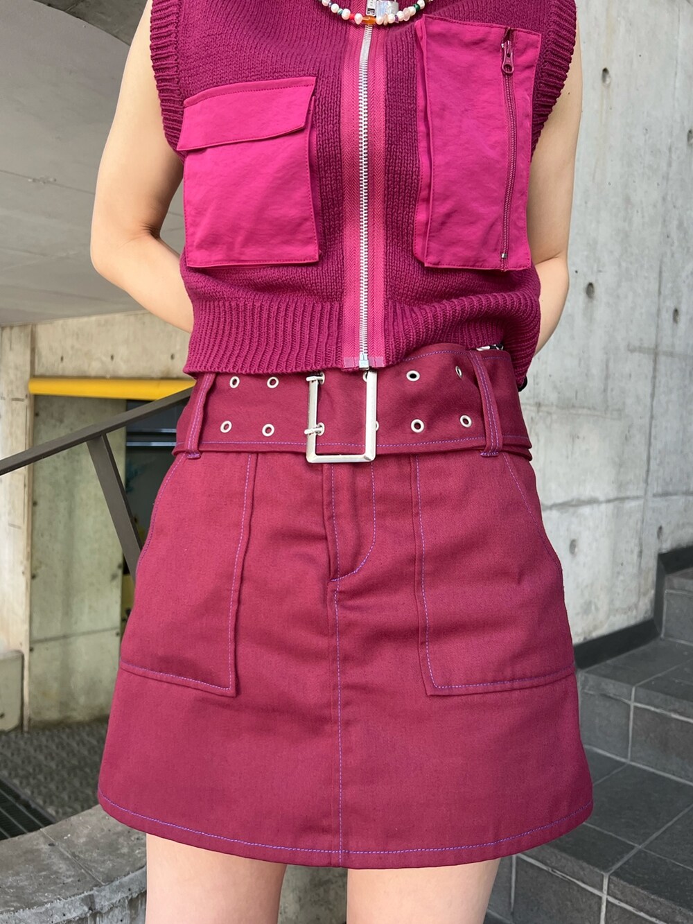 レッド系のその他パンツ、ピンク系のベストを着用したレディースの春コーディネートの6枚目の写真