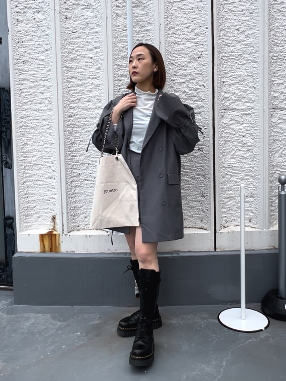 グレー系のワンピース、グレー系のスカート、シルバー系のTシャツ/カットソーを着用したレディースの春コーディネートの4枚目の写真