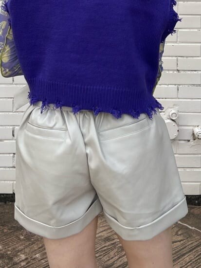 ホワイト系のスニーカー、パープル系のベスト、パープル系のその他トップスを着用したレディースの秋コーディネートの9枚目の写真