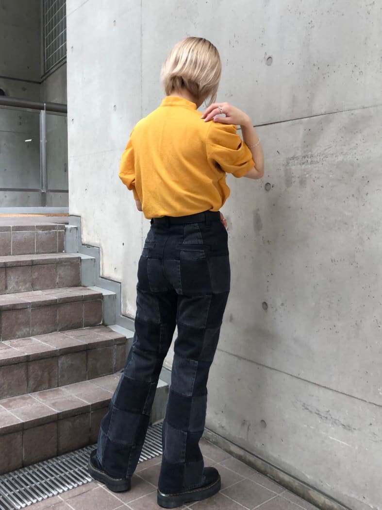 ブラック系のデニムパンツ、ブラック系のキャミソール、イエロー系のシャツ/ブラウスを着用したレディースの夏コーディネートの4枚目の写真